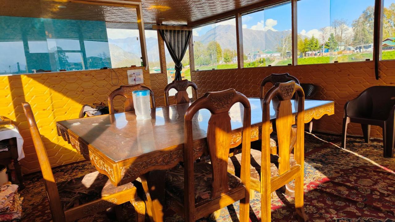 Houseboat Karima Palace Srīnagar Exterior foto