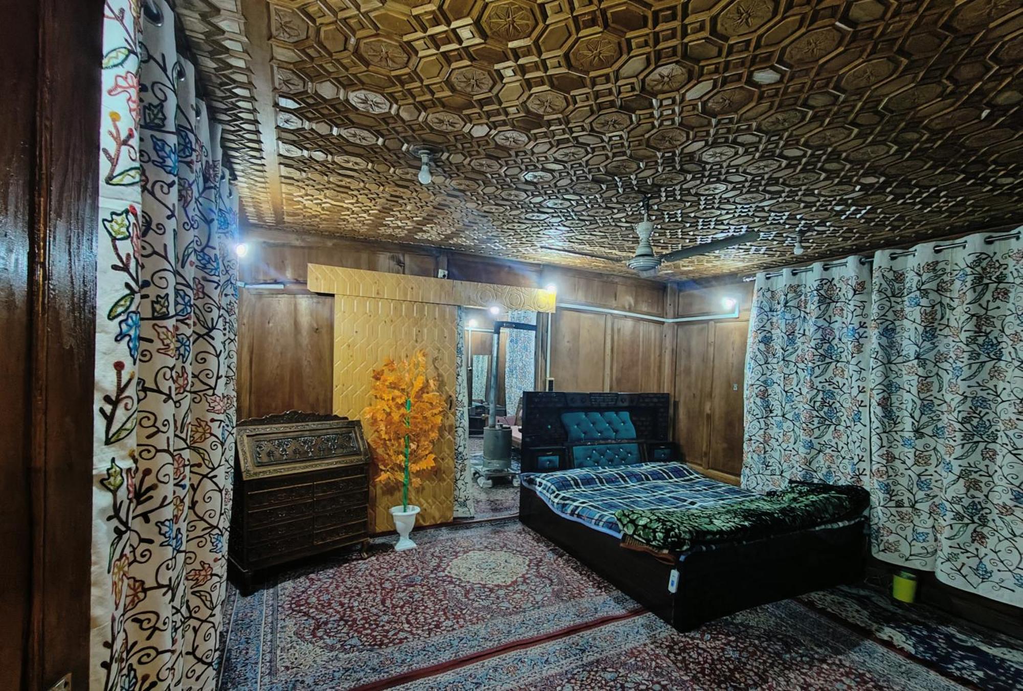 Houseboat Karima Palace Srīnagar Exterior foto