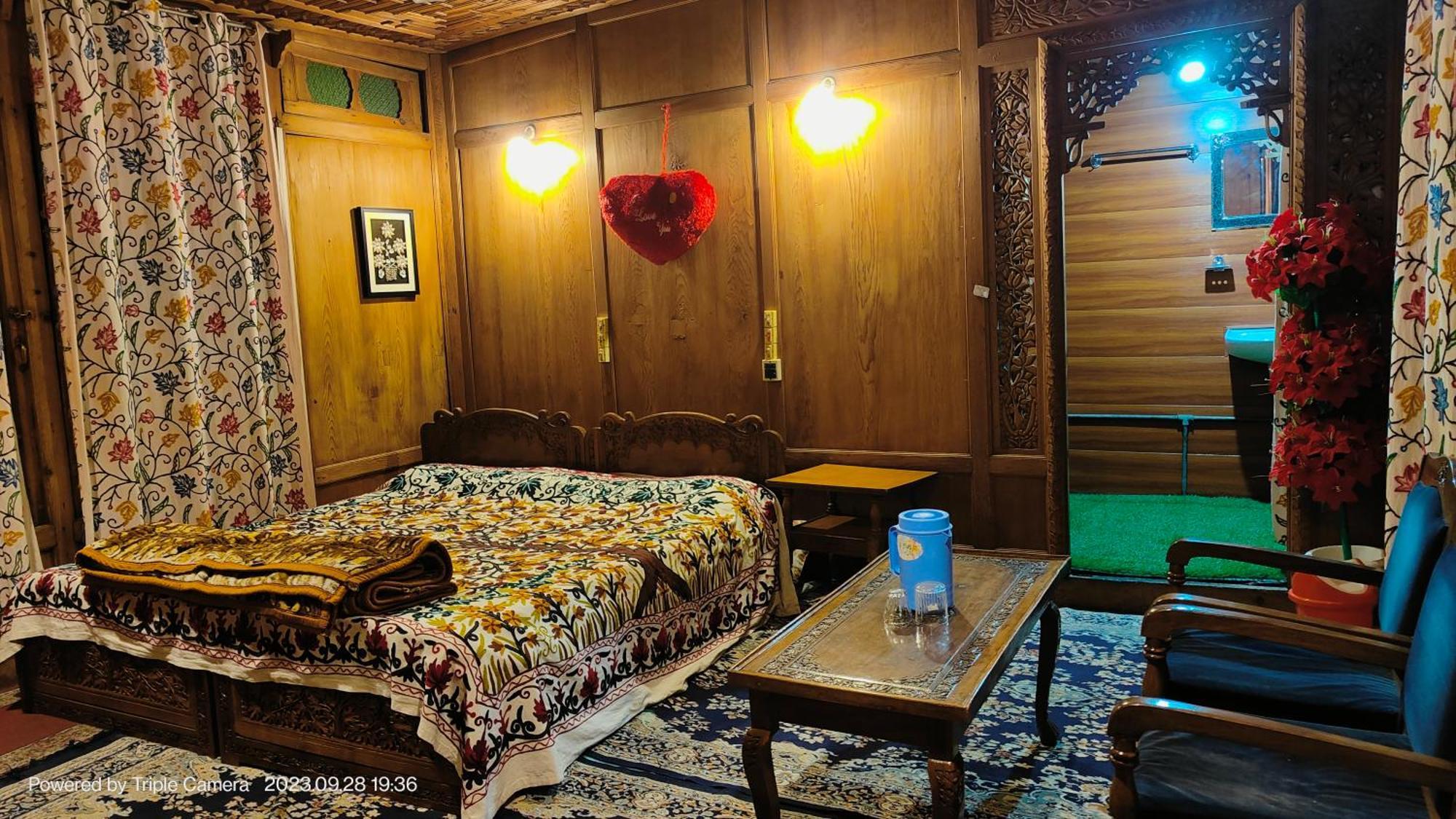 Houseboat Karima Palace Srīnagar Exterior foto