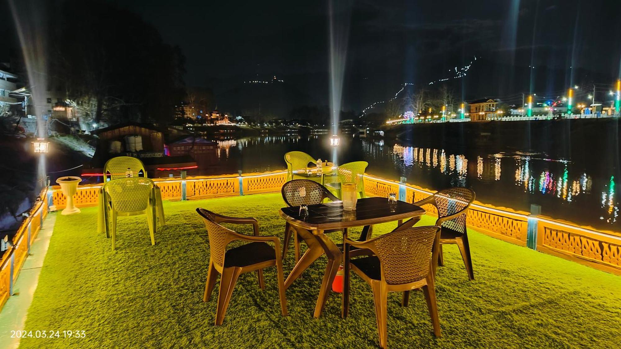 Houseboat Karima Palace Srīnagar Exterior foto