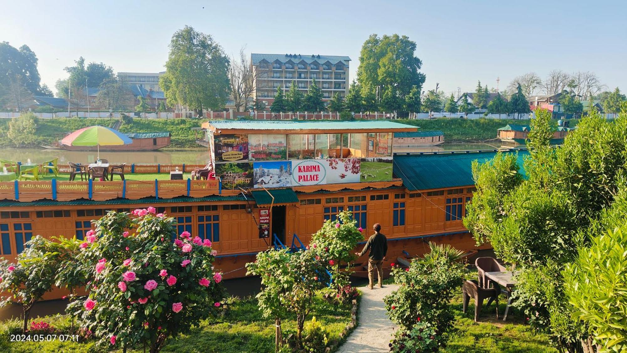 Houseboat Karima Palace Srīnagar Exterior foto