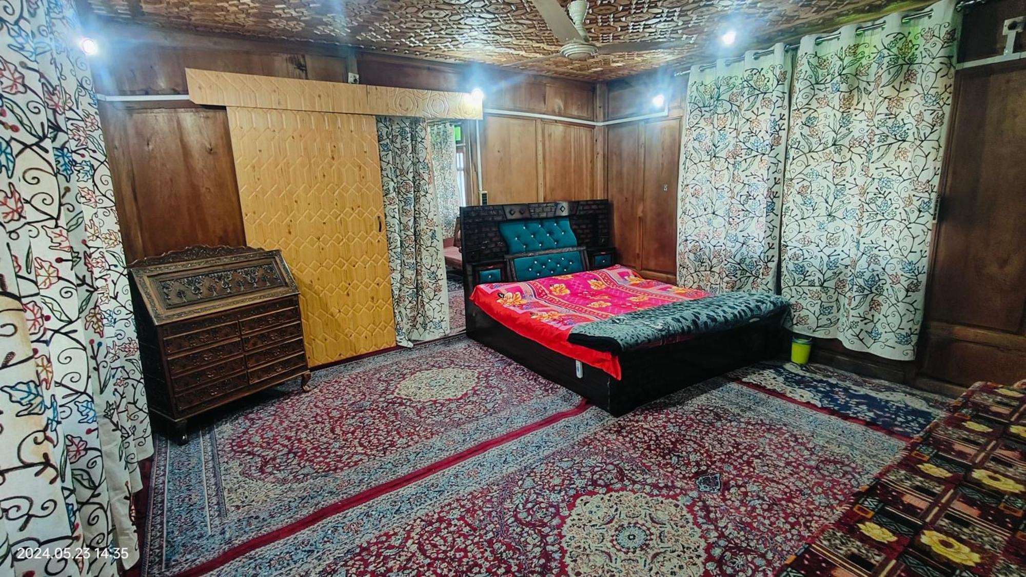 Houseboat Karima Palace Srīnagar Exterior foto