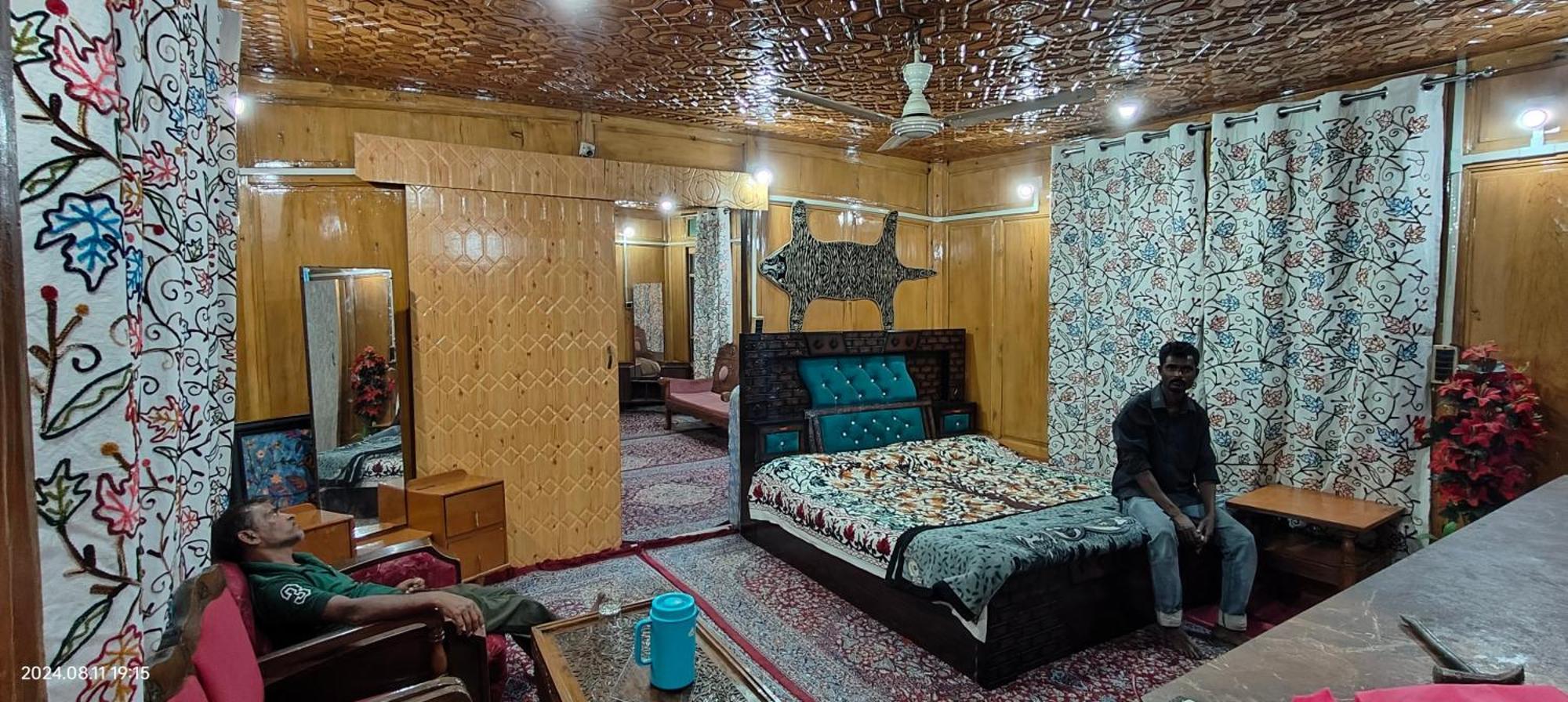 Houseboat Karima Palace Srīnagar Exterior foto