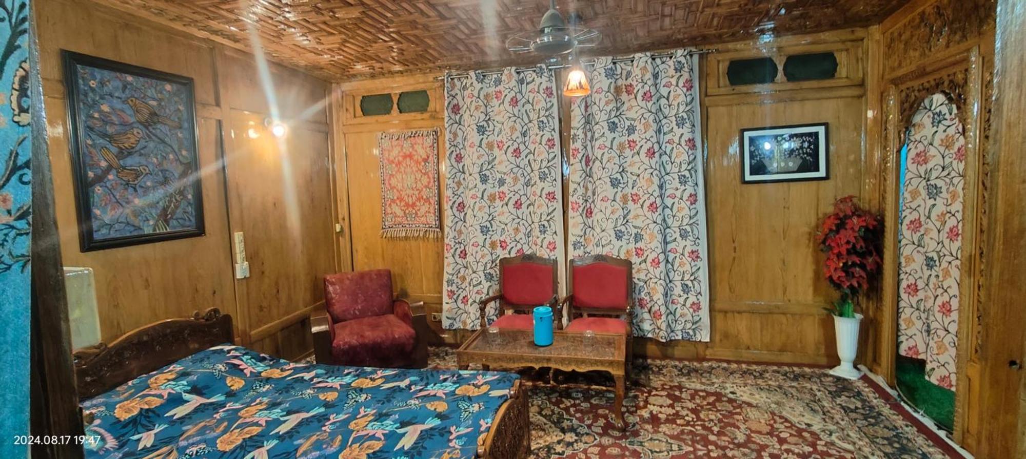 Houseboat Karima Palace Srīnagar Exterior foto